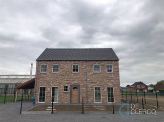 <p><span>Prachtige nieuwbouw woning TE HUUR op een toplocatie tussen Lochristi centrum en Zaffelare dorp. Deze perfect afgewerkte pastorijwoning is gelegen in de Oude Veldstraat, op fietsafstand van Lochristi en Zaffelare Dorp en nabij alle handelszaken en invalswegen. U betreedt de woning langs de inkomhal met gastentoilet. De leefruimte heeft dankzij de grote raampartijen veel natuurlijk lichtinval en een mooi zicht op de aangelegde tuin. De open tijdloze keuken is van alle comfort voorzien (vaatwas, combi-oven, ijskast, inductievuur). Aanpalend aan de keuken is er een ruime berging/wasplaats aanwezig. Op het gelijkvloers vindt u ook nog een bureelruimte terug die eveneens dienst kan doen als extra kamer. Op de eerste verdieping zijn er 3 volwaardige slaapkamers en 2 moderne badkamers met inloopdouche en lavabo en nog een afzonderlijk toilet.</span><br /><span>De tijdloze woning wordt tot in de puntjes afgewerkt: volledig geschilderd, verlichting (bespreekbaar) en een volledig aangelegde en afgesloten tuin met tuinberging.</span><br /><span>De woning beschikt ook over een grote carport en nog voldoende extra parkeerruimte.</span><br /><span>Het pand is zeer energiezuinig, voorzien van zonnepanelen, vloerverwarming, lucht en waterkoeling.</span><br /><span>Deze energiezuinige villa op een goede ligging met zicht op het groen is te huur voor 1.750 euro en onmiddellijk beschikbaar.</span><br /><span>Maak nu uw afspraak via anais@vastgoed-dc.be</span></p>