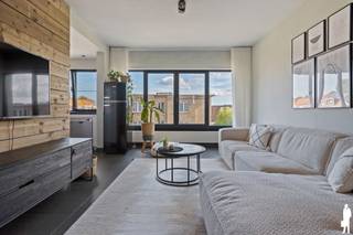 <p><strong>Lichtrijk 2-slaapkamerappartement met terras in Boechout</strong></p>
<p>In een rustige, doodlopende straat nabij het centrum van Boechout vinden we dit bijzonder aangename en lichtrijke appartement met twee slaapkamers. De ruime leefruimte, grote raampartijen en het gezellige terras zorgen voor een fijn gevoel van ruimte en licht.</p>
<p>Ook de ligging is een absolute troef: winkels, scholen en het centrum bevinden zich vlakbij, terwijl ook tram, bus en trein vlot bereikbaar zijn. Een ideale combinatie van rustig wonen en een uitstekende bereikbaarheid.</p>
<p><strong>Algemeen:</strong></p>
<ul>
<li>Kleinschalig gebouw met slechts 3 appartementen</li>
<li>EPC: B</li>
<li>Elektrische keuring: conform</li>
<li>Gelegen op de bovenste verdieping</li>
<li>Bijzonder lichtrijk dankzij de grote raampartijen</li>
<li>Ruime en aangename leefruimte</li>
<li>Gezellig, inpandig terras met west oriëntatie</li>
<li>Twee slaapkamers</li>
<li>Dak recent vernieuwd en geïsoleerd</li>
<li>CV op gas</li>
<li>Zeer lage vaste kosten</li>
<li>Mogelijkheid tot aankoop van de hele inboedel</li>
</ul>
<p><strong>Indeling:</strong><br />We komen binnen in de leefruimte, waar grote raampartijen voor een overvloed aan natuurlijk licht zorgen. De zit- en eetruimte vormen samen één aangenaam geheel en sluiten aan op de halfopen keuken, voorzien van de nodige toestellen en een leuk uitzicht naar buiten.</p>
<p>Het appartement beschikt verder over twee slaapkamers. De grootste slaapkamer (ca. 15m²) heeft rechtstreeks toegang tot het gezellige, inpandige terras: een fijne plek om in alle rust van de buitenlucht en te genieten. De tweede kamer (ca. 6,5m²) kan perfect dienst doen als slaapkamer, bureau of hobbyruimte en geeft eveneens uit op het terras. Verder vinden we een badkamer met douche, wastafel en toilet.</p>
<p><strong>Een instapklaar en bijzonder aangenaam appartement voor wie rustig wil wonen met alle voorzieningen van Boechout binnen handbereik.</strong></p>
<p>Stedenbouwkundige inlichtingen in aanvraag.</p>