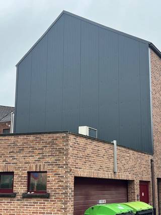 Dit gebouw is gelegen in het centrum van Temse en heeft tot september 2025 dienst gedaan als bakkerij met winkel, atelier, opslagruimtes, garage en woonst.<br />Het totale gebouw betreft een aaneensluiting van 2 achter elkaar gelegen gebouwen met uitgang langs 2 parallel lopende straten.<br />De grondoppervlakte bedraagt 246 m². De totale nuttige oppervlakte bedraagt ca 532 m². Het woongedeelte telt 3 slaapkamers.<br />Het gebouw dateert van 1996, maar is gerenoveerd in 2005.<br />De ontwikkelingsmogelijkheden bestaan uit het omvormen van het totale gebouw naar een zuiver appartementsgebouw.<br />Er kunnen echter ook andere invullingen gegeven worden aan het geheel.<br />Het gebouw is gelegen in de Scheldestraat 59 te Temse. Dit is in het centrum van Temse, nabij voldoende voorzieningen (zoals scholen, winkels, ...) en heeft goede verbindingsmogelijkheden gezien de ligging nabij de N16, E17 en invalswegen. Er is voldoende parkeergelegenheid in de onmiddellijke nabijheid.<br />Er wordt aan de kandidaat de mogelijkheid geboden om het volledige onroerende goed aan te kopen (als zuivere vastgoedtransactie).<br />Een overname van de aandelen van de vennootschap is echter eveneens bespreekbaar.<br />Interesse? Neem dan contact op met Hans op GSM +32 497 26 99 37 of via e-mail hans@finactor.be