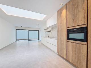 BEZOEK? Bel 09/225.00.78Ontdek dit exclusieve duplex nieuwbouwappartement, ideaal gelegen in het hart van de stad. Deze stijlvolle woonst combineert...