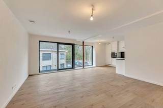 <p>Voor meer info of een bezoek, bel 053 59 49 34 - Op een <strong>toplocatie </strong>in Geraardsbergen bevinden zich deze 3 volledig afgewerkte<strong> nieuwbouwappartementen. Scholen, winkels, openbaar vervoer en het centrum van Geraardsbergen bevinden zich op wandelafstand. </strong>Het gelijkvloers appartement omvat een inkomhal, lichtrijke leefruimte met open (volledig geïnstalleerde) keuken, praktische bergruimte, apart toilet, badkamer (met inloopdouche) en een ruime slaapkamer. Tevens beschikt het appartement over een zeer ruim binnenterras waarbij er onmiddellijke connectie is met de leefruimte, waardoor we enorm <strong>lichtrijke eet- en leefruimtes</strong> creëren! Bouwplannen of verdere informatie kan verkregen worden op kantoor. <strong>De appartementen zijn volledig afgewerkt & instapklaar - Vloerverwarming - Zonnepanelen - Toplocatie! </strong><br /><br /><strong>*Prijs vermeld in de advertentie betreft prijs excl. BTW en kosten.</strong><br /><strong>Mogelijkheid tot aankoop aan 6% BTW!</strong></p>