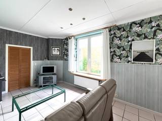 In de Genuastraat te Zeebrugge bevindt zich dit lichtrijke appartement in een kleinschalige residentie (geen of slechts beperkte gemeenschappelijke kosten).<br /><br />Het appartement omvat op de gelijkvloerse verdieping een gezellige, lichte leefruimte met zit- en eetgedeelte, een ruime keuken met plaats voor een eethoek, en een badkamer voorzien van een ligbad, toilet en dubbele wastafel. Via de keuken heeft u toegang tot een aangename, afgesloten koer. Op de eerste verdieping bevinden zich twee ruime slaapkamers (elk ca. 12 m²).<br /><br />De Genuastraat is een rustige straat in Zeebrugge-Dorp, met voldoende parkeergelegenheid in de buurt.<br /><br />Het appartement beschikt over PVC-ramen met dubbele beglazing en wordt verwarmd via centrale verwarming op aardgas.<br />Momenteel heeft het appartement een EPC-label F, waardoor er een renovatieverplichting van toepassing is.<br /><br />Heeft u interesse in een vrijblijvend bezoek?<br />Neem gerust contact met ons op.