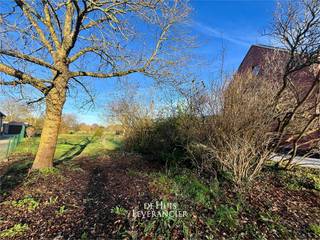 We vinden deze bouwgrond op een toplocatie, waar u snel in de omringende dorpen en Mechelen bent. <br /><br />Op dit perceel is het wenselijk een open bebouwing te realiseren, dit onder voorbehoud van verder ruimtelijk ontwerp.<br /><br />Indien er een concreet ontwerp ter beschikking is, mag dit steeds aan de gemeente Duffel bezorgd worden ter voorbespreking.<br /><br />Stedenbouwkundige inlichtingen in aanvraag<br />Waterinfo : P-Score = A<br /><br />Dit is niet wat je zoekt ? Al gehoord van AANKOOPBEGELEIDING ? Wij zoeken, bezoeken en onderhandelen mee met jou voor eigendommen die worden aangeboden door particulieren, andere makelaars of eigendommen die zelfs (nog) niet te koop staan?<br />Vraag meer informatie over aankoopbegeleiding via welkom@dehuisleverancier.be of 0489/069.000<br /><br />de Huisleverancier : Persoonlijk, voor iedereen Service, Kwaliteit en Vertrouwen !<br />
