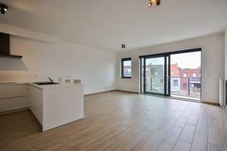 <p><span>Dit ruime en strak afgewerkte appartement gelegen in Hoboken biedt comfort, licht en energiezuinig wonen. </span></p><p><span>Dit appartement heeft een woonoppervlak van circa 105 m² en beschikt over drie volwaardige slaapkamers en een moderne badkamer, ideaal voor gezinnen, starters of wie ruimte zoekt.</span></p><p><span> </span></p><p><span>Bij binnenkomst verwelkomt een ruime hal met handige bergruimte. De ruime eet- en zithoek, met veel natuurlijk licht dankzij de grote raampartijen en een toegangsdeur tot het balkon, vloeit naadloos over in de volledig uitgeruste keuken met strak wit meubilair en een praktisch kookeiland. </span></p><p><span>Het appartement telt drie slaapkamers van respectabele afmetingen. Een van de kamers leent zich uitstekend als hoofd- of thuiskantoor, terwijl de andere twee kamers perfect dienstdoen als slaapkamer, kinder-, logeer- of werkkamers. Er is voldoende opbergruimte aanwezig dankzij ingebouwde kasten en slimme opbergoplossingen.</span></p><p><span> </span></p><p><span>De badkamer is modern en functioneel ingericht met een ruime inloopdouche en een wastafelmeubel. Daarnaast vindt u in de woning een apart toilet en aparte technische ruimte waarin de cv-ketel en de aansluitingen voor wasmachine en droogkast netjes zijn ondergebracht.</span></p><p><span> </span></p><p><span>Op het zuidwest gericht terras kunt u aangenaam vertoeven met uitzicht op de nabije omgeving. De afwerking is strak met houten-look vloer, witte wanden en moderne details, wat zorgt voor een frisse, onderhoudsvriendelijke sfeer.</span></p><p><span>Het gebouw is comfortabel uitgerust met een lift. Er is een ondergrondse autostaanplaats inbegrepen in de prijs en een ruime fietsenberging aanwezig in het gebouw. </span></p><p><span> </span></p><p><span>Hoboken is een aangename buurt met vlotte verbindingen naar het centrum van Antwerpen, diverse winkels, scholen, horeca en recreatieve opties. Ideaal voor wie stedelijk wonen met comfort en praktische bereikbaarheid nastreeft.</span></p><p><span> </span></p><p><span>EPC 79 kWh/m² jaar - label A</span></p><p><span>P-score (perceelscore): A</span></p><p><span>G-score (gebouwscore):</span><span> A</span></p><p><span> </span></p><p><span>Voor een bezoek ter plaatse kan u ons contacteren op het nummer 03 449 42 41 of mail ons via hallo@habicom.be.</span></p><p><span>Wenst u de waarde van uw woning te kennen ? Contacteer vrijblijvend onze habicom expert in uw buurt</span></p><p><span> </span></p>