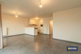 Energiezuinig appartement voorzien van 2 zonnepanelen op de gelijkvloerse verdieping in woonproject bestaande uit inkomhal, toilet, ruime lichtrijke living met open en volledig ingerichte keuken, groot terras met tuin en tuinpoort, wasplaats-berging, 2 slaapkamers, badkamer met ligbad, douche en lavabomeubel, berging-CV, ruime garage met geautomatiseerde poort. Op wandelafstand van winkels, centrum en station. Verwarming : CV op aardgas. Gemeenschappelijke lasten : + € 75 / maand. Ref. : 9382.