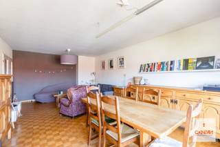 Dit lichtrijk en ruim appartement is gelegen op de <strong>4<sup>de</sup> verdieping</strong> van residentie “Flora” en heeft een bewoonbare oppervlakte van <strong>+/-</strong> <strong>113m²</strong>.<br /><br />De ligging aan de kleine ring rond Gent biedt veel troeven voor wie zowel de nabijheid van het stadscentrum als de vlotte bereikbaarheid via openbaar vervoer en invalswegen (E17, E40, R4) verkiest. Station Gent Sint-Pieters alsook het <strong>stadscentrum</strong> zijn <strong>op wandelafstand</strong>. In de buurt zijn er naast buurtwinkels en horeca ook veel mogelijkheden voor sport en ontspanning: de <strong>stadsparken</strong>, de Leie, het zwembad aan het Strop, de Kinepolis, de Sint-Pietersabdij, de Krook, allerlei musea …<br /><br />De indeling van het appartement is als volgt: een inkomhal met vestiaire, een open woonkamer met eetplaats die toegang geeft tot het <strong>terras aan de voorzijde</strong>, een <strong>recent vernieuwde keuken</strong> (2021), een nachthal met inbouwkasten, een apart toilet met ervoor ruimte voor de wasplaats, een <strong>recent vernieuwde badkamer</strong> (2022) en achteraan <strong>drie slaapkamers, </strong>waarvan twee met toegang tot het <strong>zuid-gerichte terras achteraan</strong>. Tevens beschikt het appartement over <strong>een privatieve kelderbergingen</strong> in de ondergrondse verdieping.<br /><br />Bijzonderheden: vernieuwde <strong>ALU ramen</strong> met <strong>dubbele beglazing</strong> (2021), <strong>EK conform 2021</strong>, terras zowel aan de voor als achterzijde en <strong>EPC-label B</strong>.<br /><br />Wenst u zelf de charme en vele troeven van dit appartement verder te ontdekken, neem dan contact op met Theo voor uw bezoek ter plaatse: theo@convas.be