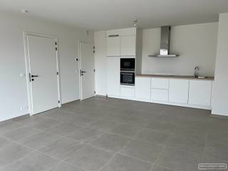 <p>Dit tweeslaapkamerappartement in residentie L'Eglize verwelkomt je met een <strong>ruime inkomhal met vestiaire en gastentoilet</strong>. De volledig <strong>uitgeruste keuken</strong> is voorzien van een combi-oven, kookplaat, spoelbak, ingebouwde koelkast en vaatwas en sluit naadloos aan op een handige <strong>berging</strong> met aansluiting voor wasmachine en droogkast. De<strong> lichtrijke leefruimte</strong> biedt alle ruimte voor een <strong>gezellige eethoek en zithoek</strong>, en geeft rechtstreeks toegang tot <strong>terras van maar liefst 12,5 m².</strong> Verder beschikt het appartement over <strong>twee slaapkamers </strong>en een <strong>stijlvolle badkamer met dubbele lavabo, spiegelkast en inloopdouche</strong>. In de kelder is een staanplaats en berging voorzien.</p>
<h3>Troeven</h3>
<ul>
<li>E-peil van 30</li>
<li>Vloerverwarming met warmtepomp</li>
<li>volledig geschilderd, voorzien van lichtarmaturen en gordijnrails</li>
<li>Gemeenschappelijk afvallokaal</li>
<li>Afgesloten fietsenberging op het gelijkvloers</li>
<li>Bezoekersparking voor de deur</li>
<li>Elektrisch laden achteraan mogelijk op korte termijn</li>
</ul>
<br />Huurprijs: € 875 + € 50 syndic<br />Beschikbaar vanaf 1 september
<h3><span> Interesse in een bezoek? Bel me gerust!</span></h3>