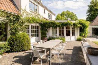 In het pittoreske Deurle is een uitzonderlijke landelijke villa die charme, comfort en luxe moeiteloos combineert. <br />Gelegen op een riant perceel van ca. 2.000 m², geniet deze woning van een prachtige zuidgerichte tuin met zwembad en stijlvol poolhouse. Met een bewoonbare oppervlakte van ongeveer 436 m² biedt ze royale leefruimtes, afgewerkt met warme parketvloeren, grote raampartijen en een gezellige haard die uitkijkt op het groen. <br /><br />De open leefkeuken met bijkeuken vormt het hart van de woning, terwijl de hamam en het poolhouse zorgen voor pure ontspanning. Op de verdieping bevinden zich vier ruime slaapkamers en drie badkamers, waaronder een master suite met dubbele dressing. <br /><br />De woning werd gebouwd in 1975 en smaakvol gerenoveerd in 2001, en is voorzien van zonnepanelen. <br /><br />Dankzij de dubbele garage en meerdere parkeerplaatsen is er plaats voor minstens vijf wagens. Deurle staat bekend als een van de mooiste dorpen van Vlaanderen, waar rust en privacy hand in hand gaan met nabijheid van Gent en uitstekende bereikbaarheid. Een uniek aanbod voor wie exclusief en stijlvol wil wonen in een groene omgeving.