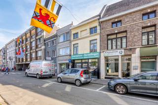 <p><strong>Diest – Verhuurd handelspand te koop, ideaal als investering</strong></p>

<p>Bent u op zoek naar een interessante investering in het centrum van Diest? Dan is dit verhuurde handelspand met tuin precies wat u zoekt! Dankzij de uitstekende ligging met veel passage geniet deze eigendom van een hoge visibiliteit, perfect voor commerciële activiteiten.</p>

<p>Gelegen op een perceel van meer dan 3 are, beschikt het pand over een ruime handelsruimte, een gezellige stadstuin, én mogelijkheden voor uitbreiding of woonst op de verdiepingen. Het pand is momenteel verhuurd, wat zorgt voor een onmiddellijke opbrengst.</p>

<h3>Indeling:</h3>

<ul><li>
	<p><strong>Kelder</strong>: deels onderkelderd – ideaal als extra stockage</p>
	</li><li>
	<p><strong>Gelijkvloers</strong>: ruime handelsruimte/winkel, keuken, apart toilet en berging</p>
	</li><li>
	<p><strong>Verdieping +1</strong>: open ruimte, perfect om te vormen tot woonst of appartement</p>
	</li><li>
	<p><strong>Zolder</strong>: extra bergruimte of uitbreidingsmogelijkheid</p>
	</li><li>
	<p><strong>Buiten</strong>: terras en verrassend grote stadstuin</p>
	</li></ul>

<h3>Troeven:</h3>

<ul><li>
	<p>Toplocatie in centrum Diest met veel doorgaand verkeer</p>
	</li><li>
	<p>Onmiddellijke huuropbrengst – pand is verhuurd</p>
	</li><li>
	<p>Mogelijkheid tot woonst op de verdieping</p>
	</li><li>
	<p>Unieke combinatie van handel en tuin in de stad</p>
	</li></ul>

<p>Een zeldzame kans voor investeerders of ondernemers die op zoek zijn naar een commercieel pand met meerwaarde, én een groene oase midden in de stad.</p>

<p><strong>Interesse? Contacteer ons voor meer info of een bezoek!</strong></p>