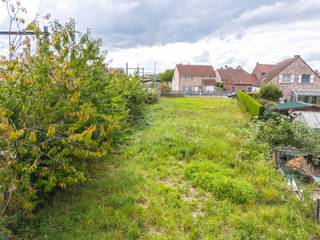 Deze bouwgrond voor een open bebouwing is centraal gelegen te Leeuwergem. De verbindingsweg N42 en de bedrijventerreinen van Zottegem zijn vlakbij...