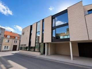 Bent u op zoek naar een centraal gelegen appartement in Tielt waar u comfortabel en zorgeloos kunt huren? Dan is dit nieuwbouwproject precies wat u zoekt!<br /><br />In de Kortrijkstraat in Tielt bieden wij dit stijlvol nieuwbouwappartement aan. De appartementen worden volledig instapklaar opgeleverd en afgewerkt met kwalitatieve voorzieningen, waaronder verlichting, gordijnen, airco,...<br /><br />Indeling van het pand:<br />Binnenkomen doet u via de inkom met gastentoilet, vervolgens hebben we de ruime leefruimte met open en volledig geïnstalleerde keuken + bering, de leefruimte heeft ook toegang tot het ruim en vooral zonnig terras, twee volwaardige slaapkamers en badkamer.<br /><br />Provisie gemeenschappelijke kosten: €50/ maand.<br />Optioneel kunt u ook een staanplaats huren: €25/ maand. <br /><br />Interesse in dit unieke project? Aarzel dan niet om ons te contacteren!