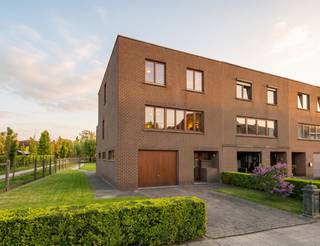Deze halfopen woning is gelegen in een rustige buurt in Halle, op korte afstand van winkels, scholen, openbaar vervoer en belangrijke invalswegen. Dankzij de gunstige ligging en de ruime tuin biedt deze woning tal van mogelijkheden voor wie op zoek is naar een aangename gezinswoning.
We betreden de woning via de inkomhal op het gelijkvloers, waar zich eveneens een apart toilet en een garage bevinden.
Met de trap begeven we ons naar de eerste verdieping en komen we terecht in de ruime en lichtrijke leefruimte. Aansluitend bevindt zich de keuken met praktische bergruimte. Vanuit deze verdieping hebben we eveneens toegang tot het terras, dat mits het plaatsen van een trap rechtstreeks verbonden kan worden met de zeer ruime tuin.
Op de tweede verdieping treffen we drie slaapkamers aan, alsook een bureauruimte die ideaal is voor thuiswerk of als extra hobbyruimte. Verder beschikt deze verdieping over een badkamer uitgerust met een lavabo, toilet en een bad met douche.
Tot slot beschikt de woning over een garage, een extra staanplaats voor de deur en een zeer ruime tuin waar het heerlijk vertoeven is.
Deze woning combineert een rustige ligging met een praktische indeling, ruime kamers en een grote tuin. Een interessante opportuniteit voor gezinnen die op zoek zijn naar ruimte en potentieel in Halle.