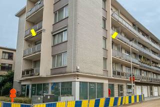 <p><span>Ligging:</span></p><p><span> </span></p><p><span>Ruim appartement op de 2de verdieping van een gebouw met lift, goed gelegen te Deurne-zuid met alle voorzieningen qua winkels, supermarkten, bank, horeca en openbaar vervoer in de directe omgeving. Het Boekenbergpark bevindt zich op wandelafstand.</span></p><p><span> </span></p><p><span>Indeling: </span></p><p><span> </span></p><p><span>Inkomhal met veiligheidsdeur, ruime  en lichte woonkamer met airco, visgraatparket en toegang tot een zijterras (voorzien van een zonnetent), eenvoudig (originele) ingerichte keuken ook met een terrasje, badkamer met ligbad en dubbel lavabomeubel, apart toilet, een bergkast  in de hal en achteraan 2 slaapkamers waarvan 1 zeer grote (20 m²!) De grote slaapkamer heeft ook een eigen terras. De slaapkamers hebben een laminaat en parketvloer.</span></p><p><span> </span></p><p><span>Technische kenmerken:</span></p><p><span> </span></p><p><span>EPC Label B (geen renovatieplicht), zekeringkast vernieuwd, aluminium ramen met dubbel glas en (grotendeels) rolluiken (1 kamer nog met enkel glas), indivduele CV op aardgas (Vaillant HR+ combi-brander), airco in de woonkamer</span></p>