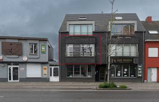 Gezellig gedeeltelijk gerenoveerd appartement op 1ste verdieping in gesloten bebouwing. Bewoonbare oppervlakte 75m². Bouwjaar 2010. EPC waarde...