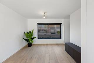 <strong>Stijlvol en energiezuinig wonen!</strong><br /><br />Deze prachtig gerenoveerde halfopen woning combineert een doordachte indeling met kwalitatieve afwerking en moderne technieken. Een ideale thuis voor wie comfort, licht en rust weet te waarderen. De oplevering en totale afwerking is voorzien midden mei 2026. <br /><br /><strong>Indeling</strong><br />U wordt verwelkomd in de inkomhal met vestiaire en gastentoilet. Via een elegante <strong>stalen deur</strong> betreedt u de lichtrijke leefruimte, waar gezelligheid en openheid centraal staan.<br />De woonkamer vloeit naadloos over in de eetruimte en de moderne open keuken met keukeneiland – de perfecte plek om te koken en samen te genieten. Keuken is voorzien van een dampkap, kookplaat, vaatwasser, oven en koelkast.<br /><br />Achter een dubbele geïntegreerde kastdeur bevindt zich een praktische berging, ideaal voor extra opslag dicht bij de keuken.<br />Op het gelijkvloers vindt u daarnaast een hall, wasplaats, een stijlvolle badkamer en een polyvalente ruimte die perfect kan dienen als slaapkamer of bureau.<br />Wonen op het gelijkvloers is hier dus perfect mogelijk. <br /><br />De badkamer straalt luxe uit en is uitgerust met een dubbel lavabomeubel, een ronde spiegel met sfeervolle ledverlichting, een ligbad en een ruime inloopdouche.<br /><br />Op de bovenverdieping ontdekt u via de nachthal twee volwaardige slaapkamers en een extra bergruimte met voorzieningen voor een tweede toilet.<br /><br /><strong>Afwerking &amp; technieken</strong><br />De woning werd volledig vernieuwd met oog voor detail en duurzaamheid. Warme parketvloeren worden harmonieus gecombineerd met moderne keramische tegels.<br />Aluminium ramen met hoogrendementsbeglazing zorgen voor een optimale lichtinval en energie-efficiëntie.<br /><br />Dankzij de aanwezige isolatie, zonnepanelen en hoogrendementsketel geniet u van een energiezuinige woning met een <strong>gunstig EPC score</strong>.<br /><br /><strong>Buitenleven</strong><br />Ook buiten is het heerlijk vertoeven. Het nieuw aangelegde terras en de <strong>zuidgerichte</strong>, volledig omheinde tuin vormen een oase van rust.<br />De aanwezige bomen zorgen voor natuurlijke schaduw tijdens warme zomerdagen.<br /><br />Via een zijpoortje bereikt u het terras, terwijl een dubbele poort toegang biedt voor het parkeren van uw wagen.<br />Bovendien is er reeds een vergunning voor het plaatsen van een carport of garage. (optioneel)<br /><br />Tuin wordt nog aangelegd.<br /><br /><strong>Extra troeven</strong>
<ul>
	<li>Conforme elektriciteit</li>
	<li><strong>Zonnepanelen en ventilatie</strong></li>
	<li>Centrale verwarming met hoogrendementsketel</li>
	<li>Regenwaterput van 7.500 liter</li>
	<li>De voordelen van een nieuwbouwwoning maar toch aankopen aan <strong>registratierechten!</strong></li>
	<li>De woning werd reeds <strong>geschilderd </strong>en werd voorzien van <strong>moderne, strakke verlichting!</strong></li>
</ul>
<br /><strong>Topligging</strong><br />Rustig gelegen in een aangename woonwijk aan de rand van het centrum van Roeselare, met een vlotte verbinding naar de ring en de E403 (Kortrijk – Brugge). Winkels, scholen en alle voorzieningen bevinden zich in de nabije omgeving.<br /><br /><strong>Interesse?</strong><br />Laat u verrassen door de charme en het comfort van deze woning. Contacteer ons voor een bezoek via 051/201.400 of info@dicasa.be