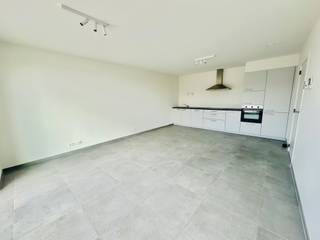 <strong>Nieuwbouwappartement met 1 slaapkamer, staanplaats en berging</strong><br /><br /><strong>Dit appartement bestaat uit: </strong><br />inkom, apart toilet, eethoek, berging, zithoek, badkamer, berging, keuken, 1 slaapkamer, terras en staanplaats<br /><br />+ screens aanwezig<br />+ verlichting aanwezig<br />+ zonnepanelen<br />+ appartement volledig geschilderd<br />+ instapklaar<br /><br /><strong>Interesse?</strong> Klik hier! https://mijnhuurprofiel.be/property/223d3fbf-5218-45b4-a987-a2db8a75d7c5