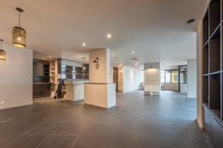 Op zoek naar een commercieel pand met enorme potentieel? Dit hoekpand, gelegen op de Kustlaan 24 te Knokke, biedt uitstekende mogelijkheden...