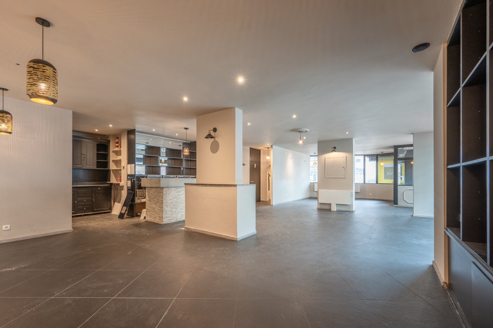 Corner commercial property at a prime location on Kustlaan 24, Knokke. - photo 1