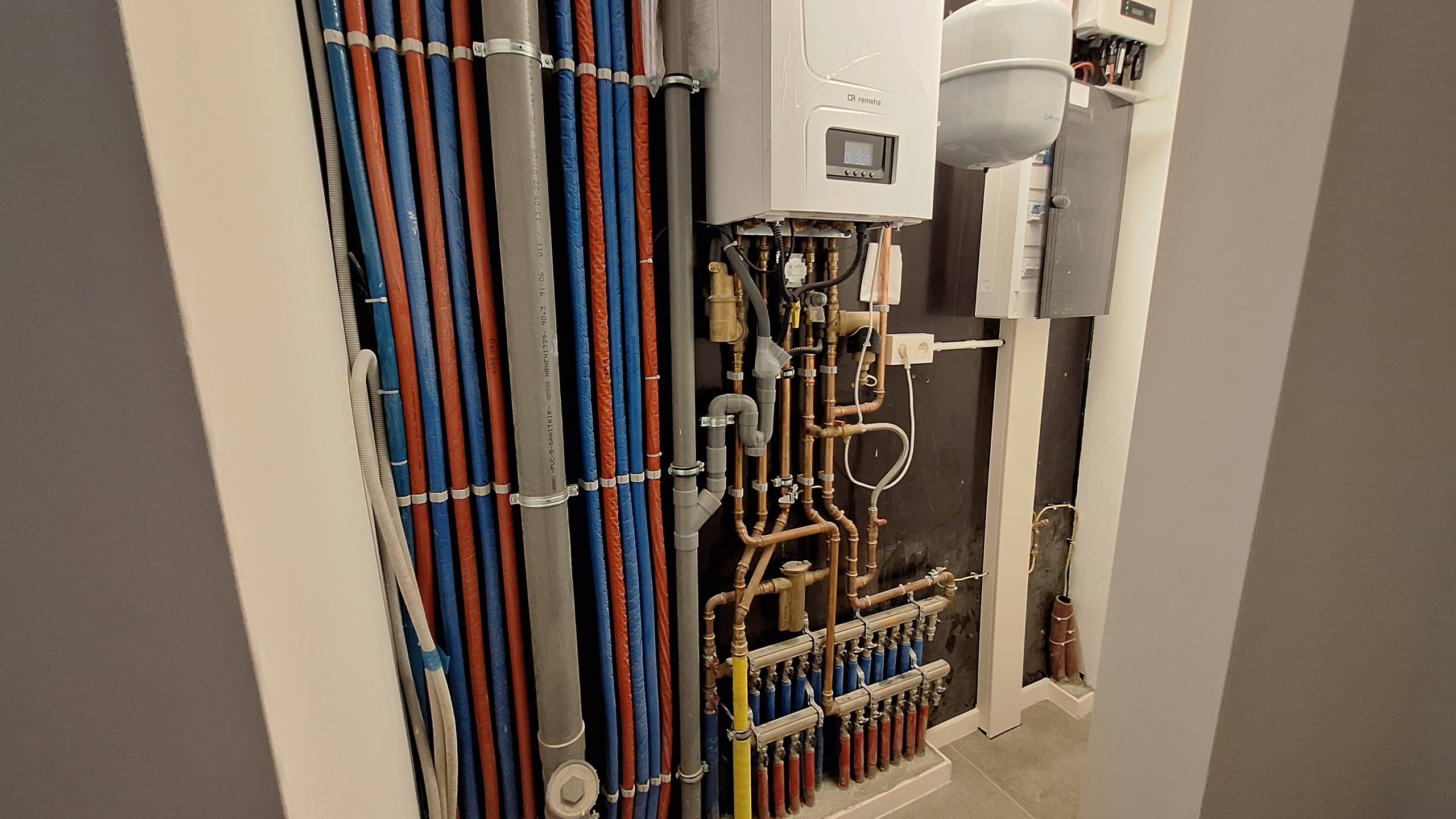 Halfopen woning met 3 slaapkamers, dubbele garage en zongerichte tuin in Poperinge (EPC B). - foto 3