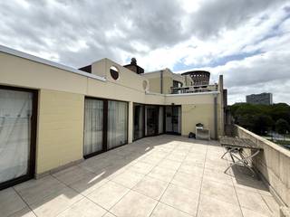 Op een uitstekende locatie nabij de Coupure, het Groenevalleipark en het Begijnhof bevindt zich dit uitzonderlijke penthouse appartement.<br />Een absolute troef is het prachtige uitzicht op de historische torens van Gent, gecombineerd met maar liefst ca. 60 m² aan zonovergoten terrassen.<br /><br />Het appartement omvat een inkomhal, een ruime en lichtrijke leefruimte, keuken, twee slaapkamers, douchekamer en een apart toilet. Dankzij de grote raampartijen en de royale buitenruimtes geniet u hier van een uniek gevoel van licht, ruimte en privacy.<br /><br />Bewoonbare oppervlakte van circa 100 m² en meerdere terrassen voor- en achteraan het appartement.<br /><br /><u><strong>Algemene info:</strong></u>
<ul>
	<li>Ruime terrassen van ca. 60 m²</li>
	<li>Topligging nabij Coupure, Groenevalleipark en Begijnhof</li>
	<li>Privatieve kelderberging</li>
	<li>Ondergrondse staanplaats bijkomend aan te kopen aan €30.000</li>
	<li>EPC: 508 kWh/m² jaar. (renovatieverplichting)</li>
	<li>Door het plaatsen van een nieuwe verwarmingsinstallatie kan er een aanzienlijke energetische verbetering worden gerealiseerd, waarbij een <strong>EPC-label B </strong>binnen handbereik ligt.</li>
</ul>
<br />Een zeldzame opportuniteit voor wie op zoek is naar een penthouse, uitzonderlijke buitenruimte en een unieke ligging in het hart van Gent.<br /><br />Absoluut een bezoek waard!