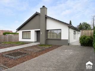 [[ DIT PAND NEEMT DEEL AAN DE ERA OPEN HUIZEN DAG OP 13/6 VAN 16:00 TOT 17:00 ]]
<p>Gezellige, landelijk gelegen woning met 3 slaapkamers op een prachtige groene locatie. De woning ligt in een residentiële wijk in een doodlopende straat en is dicht bij diverse wandel-&amp;amp; fietsroutes, winkels en scholen gelegen. De Nederlands grens ligt op een steenworp van de woning.<br />Omwille van de aanwezigheid van 3 slaapkamers en de badkamer op het gelijkvloers, leent deze woning zich ideaal tot gelijkvloerse bewoning.<br /><br /><u><strong>Enkele troeven:</strong></u></p>

<ul><li>Zeer rustige en groene omgeving in een doodlopende straat</li><li>Gelijkvloerse woning</li><li>3 slaapkamers</li><li>Gunstig EPC: label B, 153 kWh</li><li>Volledig vernieuwd door de huidige eigenaar (dak, ramen, vloeren,...)</li><li>Schitterende leefveranda van 38m²</li><li>Batterij van 10kWh</li></ul>

<p><strong>Indeling:</strong><br />-Gelijkvloers: inkomhal, woonkamer, keuken, veranda, nachthal, slaapkamer 1, slaapkamer 2, slaapkamer 3, badkamer, apart toilet, wasplaats<br />-Zolder: bergzolder via vlizotrap<br />-Kelder: kruipkelder<br />-Buiten: omheinde tuin, tuinberging, zonnig terras</p>