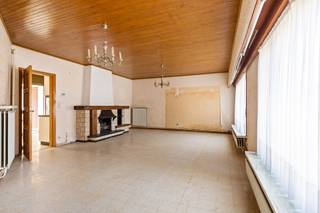 <p><span>Deze </span><span>te renoveren (half)open bebouwing</span><span> biedt een </span><span>unieke kans</span><span> voor wie op zoek is naar een woning met </span><span>potentieel</span><span>. Gelegen op een perceel met een </span><span>mooie breedte van 18,5 meter</span><span>, geniet u hier van </span><span>ruimte, flexibiliteit</span><span> en </span><span>tal van toekomstmogelijkheden</span><span>.</span></p><p><span>De woning was vroeger gekend als een </span><span>lokale kruidenierszaak met woonst</span><span>, maar kan vandaag perfect worden omgevormd tot een </span><span>volwaardige gezinswoning</span><span> of een </span><span>combinatie van wonen en werken</span><span>.</span></p><p><span><br />Via de </span><span>inkomhal</span><span>, waar zich ook een </span><span>praktische berging</span><span> bevindt, bereikt u de eerste ruimte die ideaal kan worden ingericht als </span><span>slaapkamer 1</span><span>. Verder doorlopend komt u achteraan bij </span><span>slaapkamer 2</span><span> en de </span><span>badkamer</span><span>. De woning beschikt over een </span><span>ruime leefruimte</span><span> met aansluitend de </span><span>keuken</span><span>. Naast de keuken bevindt zich nog een </span><span>tweede bergplaats</span><span>, wat extra </span><span>opbergruimte</span><span> biedt. Achteraan werd bovendien een </span><span>veranda</span><span> voorzien, die uitgeeft op de </span><span>tuin</span><span>.</span></p><p><span>Op het perceel bevindt zich tevens een </span><span>ruime, vrijstaande garage</span><span>, bereikbaar via de </span><span>oprit</span><span>. </span><span>Parkeergelegenheid</span><span> is hier ruim voorhanden.</span></p><p><span>Dankzij de </span><span>perceelbreedte</span><span> en de bestaande structuur zijn er </span><span>tal van mogelijkheden voor verbouwing en uitbreiding</span><span>, volledig af te stemmen op uw </span><span>woonwensen</span><span>.</span></p>