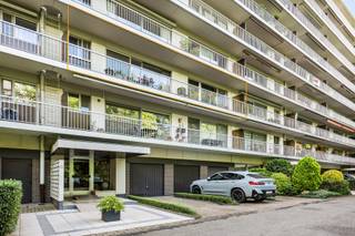 <p><span>Gelegen in de rustige Hovestraat, op wandelafstand van winkels, het centrum en belangrijke invalswegen, geniet je hier van de perfecte combinatie van comfort, bereikbaarheid en een aangename woonomgeving.</span><span><br /></span><span><br /></span><span>Je komt binnen in de lichtrijke leefruimte, waar de grote raampartijen zorgen voor een aangenaam ruimtegevoel en veel natuurlijke lichtinval. De volledig uitgeruste, gesloten keuken sluit hier naadloos op aan. Vanuit de leefruimte stap je zo het ruime terras op, waar je geniet van een mooi groen uitzicht. Via de nachthal bereik je de twee ruime slaapkamers en de badkamer. De mooie parketvloer, die doorloopt doorheen het volledige appartement, creëert een warme en verzorgde uitstraling.</span><span><br /></span><span><br /></span><span>Als extra troef beschikt het appartement over een ruim terras en een private kelderberging, ideaal voor extra opslagruimte. Bovendien is er de mogelijkheid om een garagebox met een extra staanplaats vóór de garagebox aan te kopen, een absolute meerwaarde op deze locatie.</span></p>
<p><span>Troeven</span></p>
<p><span>- Instapklaar appartement</span></p>
<p><span>- Rustige, centrale ligging in Edegem</span></p>
<p><span>- Goed epc en AREI is conform</span></p>
<p><span>- Praktische berging</span></p>
<p><span>- Mogelijkheid tot aankoop van garagebox en staanplaats voor de garagebox (35.000 euro)<br /><br />- Nieuwe keukentoestellen (2025)<br /><br />- Gepantserde veiligheidsbranddeur <br /></span></p>
<p><span>Voel jij je hier al thuiskomen? Plan dan snel je bezoek en ontdek het appartement zelf.</span><span><br /></span><span>Plan vandaag nog je bezoek via info@jamar.immo of bel 03 435 31 33.</span></p>
<p><span>Alle attesten zijn terug te vinden op</span><span> </span><span>https://jamar.immo</span><span>.</span></p>
<p><span>Wg, Vg, Gvv, Gvkr, Gmo. Niet gelegen in overstromingsgevoelig gebied.</span></p>