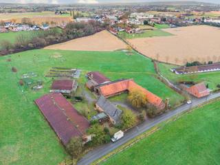 Landelijk gelegen in een mooi natuurlijk geheel...Deze hoeve met losse gebouwen heeft tal van mogelijkheden naar renovatie toe.Op het landbouwgebied...