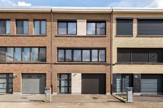 Ideaal gelegen in rustige woonwijk, vlakbij Veltwijcklaan, station van Ekeren en fietsostrade.Verzorgde woning bestaande uit inkomhal met vestiaire,...