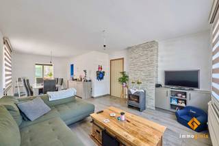 <p><span>Deze instapklare woning is gelegen op een perceel van 11a11ca, op een groene locatie. </span></p><p><span> </span></p><p><span>Indeling gelijkvloers:</span><span> inkomhal, woonkamer, bureau, keuken met eethoek, wasplaats, badkamer met douche en toilet. </span></p><p><span> </span></p><p><span>Indeling verdiep:</span><span> nachthal, 2 slaapkamers, badkamer met bad en toilet, berging. </span></p><p><span> </span></p><p><span>De woning beschikt tevens over een voorraadkelder en een zolderruimte voor extra opslag. </span></p><p><span> </span></p><p><span>Achter de woning bevindt zich een vrijstaande garage en een prachtige, ruime tuin. </span></p><p><span> </span></p><p><span>Troeven: </span></p><ul><li><span>Instapklaar</span></li><li><span>2 ruime slaapkamers</span></li><li><span>2 badkamers</span></li><li><span>Keuken met alle comfort</span></li><li><span>Eethoek met zicht op de tuin</span></li><li><span>Bureau / speelkamer / hobbykamer...</span></li><li><span>Elektriciteit conform AREI</span></li><li><span>Prachtige en ruime tuin</span></li><li><span>Ligging in het groen, vlak aan het bos</span></li></ul>