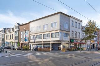 Deze <span>vergunde opbrengsteigendom</span> bestaat uit <strong>twee ruime appartementen en een handelsgelijkvloers</strong>. <br />Deze opbrengstwoning biedt een <span>gunstig rendement en een veilige investering</span> aan. <br /><br /><strong>Indeling:</strong><br />Het appartementsgedeelte geniet op elke verdieping van 77m² ruimte en verleent zich uitstekend tot vlotte verhuring. Beide appartementen zijn instapklaar, maar kunnen een lichte opfrissing gebruiken. De appartementen zijn ingedeeld met een ruime inkomhal met vestiaire, twee ruime slaapkamers waarvan telkens één met terras, een badkamer, een leefruimte en aansluitend een keuken.<br />Op het gelijkvloers bevindt zich een handelsruimte waarin op dit moment een horeca zaak wordt uitgebaat.<br /><br /><strong>Bijzonderheden:</strong><br />Conformiteitsattesten van beide appartementen aanwezig;<br />Geen algemene vaste kosten <strong>(aparte meters voor gas, water en elektriciteit)</strong>;<br />Het gelijkvloers wordt verhuurd aan <strong>€1.300,- EUR per maand</strong>;<br />De 1ste verdieping wordt verhuurd aan <strong>€1.000,- EUR per maand</strong>;<br />De 2de verdieping wordt verhuurd aan <strong>€900,- EUR per maand</strong>;<br />2 kelderbergingen per appartement met aansluiting voor een wasmachine. <br /><br /><strong>Ligging</strong>:<br />Gelegen in een levendige wijk nabij invalswegen, winkels, scholen en openbaar vervoer.