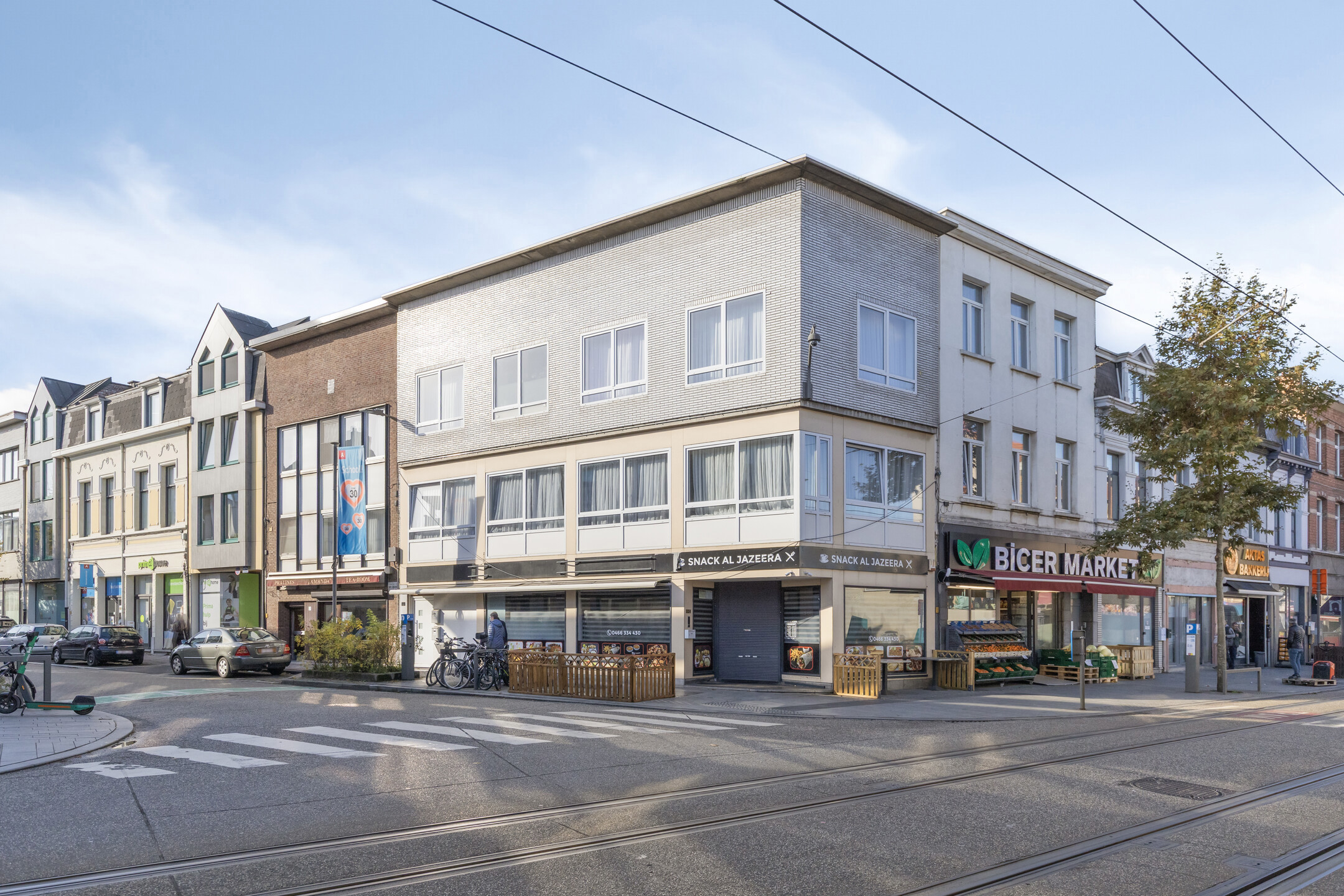 Opbrengsteigendom: 2 appartementen en 1 handelsgelijkvloers. - foto 1