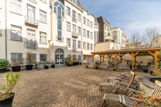 Prachtig appartement met 3 slaapkamers en terras – Rue Souveraine 30 in 1050 Elsene.<br />Ontdek deze ware oase van rust, ideaal gelegen in een van de meest gewilde en levendige wijken van Elsene, op een steenworp afstand van het Fernand Cocq-plein, de Louizalaan en het Bonifatiusplein. Dit unieke appartement, gelegen in een achtergebouw, biedt u het absolute voorrecht van rust en privacy, terwijl u zich toch in de directe nabijheid van winkels, trendy restaurants en het openbaar vervoer bevindt. Het appartement is als volgt ingedeeld: een lichte en gezellige woonkamer, perfect om te ontspannen of gasten te ontvangen, die uitkomt op het terras. Een aangenaam privéterras van ± 8 m² op het ZUIDWESTEN. Slaapgedeelte: 3 mooie, comfortabele slaapkamers, die talrijke inrichtingsmogelijkheden bieden (kinderkamers, ouderslaapkamer of telewerkruimte), twee badkamers. <br />Praktische informatie:<br />Beschikbaarheid: Onmiddellijk // Elektriciteit conform // EPC: C (116 kWh/m²/jaar en 28 kg/m²/jaar) // Prijs: 645.000 €.<br />Parkeerplaats mogelijk voor 25.000 € (optioneel) <br />Basisakte- en landmeetkosten ten laste van de koper (+/- 800 € excl. btw).<br />Info & bezichtigingen: 02 /767 67 88 info-gestea@trevi.be