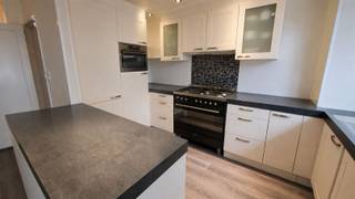 <p><span>In een autoluwe straat in wijk "oud Bloemendaal" op wandelafstand van Schoten centrum en nabij Schoten Vaart bieden wij u deze ruime goed ingedeelde EGW met leuke tuin.</span></p><p><span>De woning beschikt over een ruime leefruimte met ingerichte keuken en aansluitend een leefveranda met schuifraam naar de tuin met berging.</span></p><p><span>Op de eerste verdieping bevinden zich de badkamer met douche, lavabomeubel en toilet, 2 grote slaapkamers en een bureaukamer. Verder is er op de dakverdieping een afgewerkte zolder slaapkamer met velux ramen.</span></p><p><span>Mits verdere afwerking en is dit een ideale gezinswoning.</span></p><p><span>Interesse? Boek dan snel een afspraak en kom niet TE LAET!</span></p><p><span> </span></p><p><span> </span></p><p><span> </span></p>