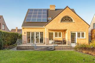 <p><span>Lichtrijke, top-onderhouden woning in een doodlopende straat in hartje Sint-Job</span></p><p><span> </span></p><p><span>In een rustige, doodlopende straat in Sint-Job-in-’t-Goor bevindt zich deze uitstekend onderhouden woning uit 1995. De woning combineert een hoogwaardige afwerking met een uitzonderlijke woonkwaliteit, mede dankzij de overvloedige lichtinval en de directe aansluiting op de natuur. De zuidoostgerichte tuin grenst aan een bos en een speeltuintje, toegankelijk via een poortje achteraan, waardoor volledige privacy en een permanent groen uitzicht gegarandeerd zijn.</span></p><p><span>Daarnaast is de woning uitgerust met een vooruitstrevend verwarmingssysteem met warmterecuperatie, aangevuld met ventilatie D, een bijzonder doordachte keuze die zowel comfort als energiezuinigheid optimaliseert.</span></p><p><span> </span></p><p><span>Indeling</span></p><p><span>Via de inkomhal met hoog plafond en gastentoilet betreedt u een ruime, lichtrijke leefruimte die dankzij grote raampartijen een prachtig zicht biedt op de tuin en het achterliggende bos. De aanpalende keuken is praktisch ingericht en voorzien van recent vernieuwde toestellen. Verder beschikt het gelijkvloers over een handige berging en een ruime garage. De carport zorgt ervoor dat u steeds droog de woning kunt betreden, terwijl de oprit plaats biedt aan vier wagens.</span></p><p><span>Verdieping</span></p><p><span> </span></p><p><span>De eerste verdieping omvat drie ruime slaapkamers met voldoende opbergruimte en een extra burea-kamer die mogelijk ingericht kan worden als slaapkamer. De masterbedroom geeft rechtstreeks toegang tot een aparte dressing. De volledig uitgeruste badkamer beschikt over een ligbad, douche, dubbel wasmeubel, toilet en extra opbergruimte. Aan opbergruimte geen gebrek door de extra zolderruimte.</span></p><p><span> </span></p><p><span>Troeven</span></p><p><span>•Rustige, doodlopende straat</span></p><p><span>•Perfect onderhouden en zeer lichtrijke woning</span></p><p><span>•Zuidoost gerichte tuin met directe toegang tot bos en speeltuintje</span></p><p><span>•Volledige privacy: geen achterburen en geen inkijk</span></p><p><span>•Vooruitstrevend verwarmingssysteem met warmterecuperatie</span></p><p><span>•Ventilatiesysteem D</span></p><p><span>•3 ruime slaapkamers, dressing en aparte bureaukamer</span></p><p><span>•Carport + oprit voor 4 wagens</span></p><p><span>•EPC C</span></p><p><span>•16 zonnepanelen, goed voor ca. 4 certificaten/jaar (± €450/stuk)</span></p><p><span> </span></p>