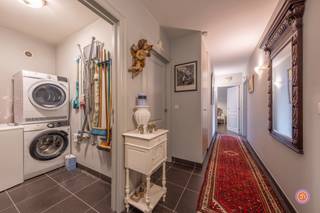 Vandaag nemen we je mee naar een gelijkvloers appartement met tuin en garage op wandelafstand van het centrum van Bornem. Dankzij de uitstekende ligging heb je alles binnen handbereik: winkels, scholen en openbaar vervoer.<br /><br />Bij binnenkomst betreden we de ruime inkomhal die voorzien is van ingemaakte kasten en gastentoilet.<br />Links van de inkomhal betreden we de comfortabele badkamer voorzien van een douche en lavabo.<br />Wanneer we verder doorlopen komen we een praktische berging tegen waar zich de aansluiting bevindt voor was en droog.<br /><br />De eerste slaapkamer doet momenteel dienst als bureauruimte.<br />De tweede slaapkamer is voorzien van een dressingruimte met ingemaakte kasten.<br /><br />De leefruimte heeft voldoende lichtinval door de raampartijen en heeft tevens zicht op de gezellige tuin.<br />Verder kunnen we naast de leefruimte een geïnstalleerde keuken terugvinden die voorzien is van een koelkast met vriesvak, oven en anderhalve spoelbak.<br /><br />Genieten van een aperitiefje kan je doen in de aangelegde tuin met terras.<br />De tuin is voorzien van een achterpoortje.<br /><br />Het appartement is voorzien van een garagebox, deze zit inbegrepen in de prijs.<br />Via de zijdeur van de garage, kan je meteen de tuin bereiken via het achterpoortje van de tuin.<br /><br />Fietsen kan je kwijt in de gemeenschappelijke fietsenberging.<br /><br />Heb je interesse in dit comfortabel gelijkvloers appartement met tuin?<br />Neem gerust contact op via roy@julimmo.be of 0498 62 74 71.