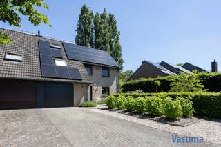 Bent u op zoek naar een instapklare gezinswoning waar rust, comfort en een uitstekende ligging perfect samenkomen? Dan zal deze charmante driegevelwoning u meteen weten te bekoren.<br /><br />Deze verzorgde woning bevindt zich in het verlengde van het geliefde Park Terlinden en omgeven door groen en water. In de residentiële buurt Wateringen woont u in alle rust zonder doorgaand verkeer, terwijl kinderen veilig buiten kunnen spelen en u zelfs gebruik kan maken van het buurttennisveld. Een zeldzame woonomgeving waar rust, privacy en bereikbaarheid centraal staan.<br /><br />Grondige update in 2019-20 / Sanitaire leidingen – Vloeren – … maatwerkkeuken en badkamer / CV Aardgas / Alarm / Camerabewaking / Surroundvoorziening / … 24 zonnepanelen met omvormer tot 9 kW en een thuisbatterij van 18 kWh (waardoor je ‘s avonds kan leven van stroom uit je batterij) / Asbestveilig / EPC B / Elektriciteit conform .. Steeds piekfijn onderhouden!<br /><br />Bij het binnenkomen voelt u meteen de warme en uitnodigende sfeer van deze woning. De lichtrijke leef- en eetruimte vormt het kloppende hart van het huis en biedt dankzij de gezellige gashaard een aangename plek om samen te ontspannen met familie of vrienden. Verschillende raampartijen zorgen voor natuurlijk licht en creëren een mooi contact met de tuin.<br /><br />Aansluitend bevindt zich de open, volledig geïnstalleerde keuken waar koken en gezellig samenzijn naadloos in elkaar overvloeien. Zowel de leefruimte als de keuken geven rechtstreeks toegang tot de aangelegde tuin, waardoor binnen en buiten harmonieus verbonden worden.<br /><br />Ook praktisch heeft deze woning heel wat te bieden. Op het gelijkvloers beschikt u over een inpandige garage met aansluitingen voor was- en droogmachine, een handige vestiaire en een gastentoilet.<br /><br />Op de eerste verdieping bevinden zich 2 slaapkamers, een bemeubelde inloopdressing (om te vormen naar slaapkamer) en doorsteekkamer die perfect dienst kan doen als home office of hobbyruimte. Vanuit deze ruimte bereikt u bovendien de ruime zolderkamer.<br /><br />De badkamer werd ingericht met oog voor comfort en functionaliteit en beschikt over een ligbad, inloopdouche, badkamermeubel en een tweede toilet. Een plek waar u dagelijks in alle rust kan genieten.<br /><br />Ook buiten is het puur genieten. De aangelegde tuin met schommel, verschillende terrassen, buitenberging en verzorgde beplantingen zorgen voor een instant vakantiegevoel. Hier geniet u van lange zomeravonden, gezellige barbecues en quality time met familie en vrienden in een groene en rustige omgeving.<br /><br />De ruime oprit met plaats voor meerdere wagens maakt het geheel af.<br /><br />Bovendien geniet u van een strategische ligging vlak bij het centrum van Aalst, scholen, winkels, openbaar vervoer en belangrijke verbindingswegen. Ook liefhebbers van wandelen, fietsen en joggen komen hier volledig aan hun trekken dankzij de vele groene zones en recreatiemogelijkheden in de directe omgeving.<br /><br />Bent u klaar om deze instapklare woning zelf te ontdekken?