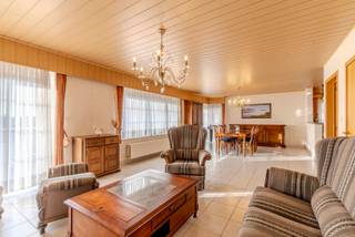 Dit gelijkvloers appartement met garage, ruim terras en tuin biedt het comfort van een woning met het onderhoudsgemak van een appartement. Dankzij...