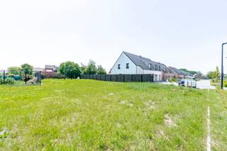 Op dit villaperceel tussen de Zonnebekestraat en Blikstraat krijg je alle vrijheid om jouw ideale thuis te realiseren. Je kiest zelf het ontwerp en de materialen en werkt zo een woning uit die perfect aansluit bij jouw woonwensen.
Hier bouw je geen standaardwoning, maar een thuis die volledig afgestemd is op jouw manier van leven. Samen met Hyboma werk je een woning op maat uit, in de stijl die bij jou past en met de vrijheid om een eigen architect te kiezen.
Dankzij de huidige energienormen en duurzame bouwtechnieken woon je comfortabel, toekomstgericht en energiezuinig.
In Langemark woon je vlak bij winkels, school en openbaar vervoer. Je hebt de dagelijkse voorzieningen dicht bij huis en verplaatst je vlot in en rond de gemeente.
Zie jij jezelf hier al wonen? Contacteer adviseur Kimberly voor meer informatie of maak een afspraak om de mogelijkheden van dit villaperceel te ontdekken.