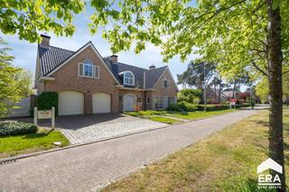 Lommel: Ruime lichtrijke villa, gelegen in bosrijk villapark, nabij centrum, sportcentrum en natuurgebied 'De Sahara'. Gelegen op 5 minuten van de Nederlandse grens. 
<ul><li>Ruime living met openhaard en aansluitende tuinkamer</li><li>Volledig ingerichte keuken met ontbijthoek en inbouwcassette</li><li>Wasplaats met inbouwkasten</li><li>CV op gas: vloerverwarming (condensatieketel 2021)</li><li>Houten ramen met dubbele beglazing</li><li>Proviand kelder en zolder</li><li>4 slaapkamers en 2 badkamers</li><li>Dubbele inpandige garage met sectionaal poorten</li><li>Prachtig zuidwest georiënteerde tuin met (deel overdekt) terras en beregeningsinstallatie</li></ul>
