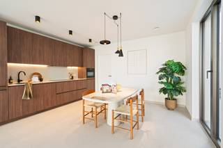 <p>Nieuwbouw appartement in het centrum van Grimbergen met slaapkamer,bureau en 2 terrassen.</p><p><br /></p><p>Gelijkvloers appartement in het centrum in de schaduw van de Sint-Servaasbasiliek met slaapkamer, bureau en 2 terrassen. </p><p>Het appartement is als volgt ingedeeld:</p><p>Inkomhall met vestiaire en apart toilet, living met open keuken en toegang tot het terras 10,4m² met zicht op de binnentuin. Nachthall met berging met aansluiting voor wasmachine en droogkast, slaapkamer met toegang tot het terras 9,29m², bureau en douchekamer.</p><p><br /></p><p><strong>Troeven:</strong></p><ul><li>in het centrum gelegen</li><li>op wandelafstand van winkels en openbaar vervoer</li><li>in de omgeving van het Prinsenbos</li><li>Bijna Energie Neutraal</li><li>Fietsenstalling</li><li>2 aangename terrassen</li></ul><p><br /></p><p><br /></p>