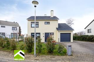 Deze open bebouwing is gelegen in een rustige en aangename woonbuurt in Vreren aan het einde van een doodlopende straat, met winkels en school op korte afstand.<br />De woning beschikt over een mooie tuin met ruim terras, westelijk georiënteerd, ideaal om te genieten van de namiddag- en avondzon. <br /><br />INDELING: <br />x inkomhal met gastentoilet en vestiaire; <br />x gezellige woonkamer met pelletkachel en grote ramen naar voor- en achtertuin; <br />x goed ingerichte keuken; <br />x naastgelegen berging-wasplaats met buitendeur; <br />x garage met automatische poort en CV-installatie.<br /><br />Op de verdieping: <br />x 3 slaapkamers; <br />x badkamer met grote douche, lavabomeubel en toilet; <br />x de zolder is bereikbaar via een luik.<br /><br />Achter de woning een ruim terras, deels overdekt en een groen omheinde tuin met tuinberging.<br /><br />De huidige EPC-score E kan eenvoudig worden verbeterd naar een EPC-score C door het plaatsen van bijkomende isolatie op de zoldervloer!<br /><br />INTERESSE? Maak dan telefonisch een afspraak voor bezichtiging op het nummer 012 23 00 23 of mail uw vragen aan roland@immo-leroi.be.