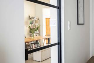 Deze instapklare woning geniet van een uitstekende ligging in de dorpskern van Zwijnaarde, op wandelafstand van winkels, scholen, openbaar vervoer en de tram. Ook het groene Parkbos bevindt zich vlakbij, ideaal voor wie graag wandelt, fietst of geniet van de natuur. Bovendien ligt het centrum van Gent op fietsafstand en is er een vlotte verbinding met de belangrijkste invalswegen, waaronder de R4, E17 en E40.<br /><br />Bij het betreden van de woning kom je in de ruime inkomhal, die toegang biedt tot de gezellige leefruimte en de lichtrijke, open keuken met zicht op de tuin. Op het gelijkvloers bevinden zich daarnaast een ruime bijkeuken, een apart toilet en praktische opbergmogelijkheden.<br /><br />Via de houten trap bereik je de eerste verdieping. Hier vind je een badkamer, twee ruime slaapkamers en een derde kamer die perfect kan dienen als kinderkamer, bureau of hobbyruimte.<br /><br />De woning werd grondig gerenoveerd en beschikt over verschillende vernieuwde voorzieningen:<br /><br />Vernieuwd buitenschrijnwerk en beglazing.<br /><br />Het dak werd volledig vernieuwd in 2015.<br /><br />Nieuwe vloerverwarming op het gelijkvloers.<br /><br />Vernieuwde elektrische installatie, klaar voor aansluiting op een driefasig elektriciteitsnet.<br /><br />Nieuwe leidingen.<br /><br />Een zolder die nog volledig kan worden ingericht tot extra slaapkamer, bureau <br /><br />Bezoekdag: zaterdag 31 oktober,<br /><br />Voor meer informatie of een bezoek ter plaatse kun je contact opnemen met Simon Coens:<br /><br />Telefoon: 0478 20 67 74<br /><br />E-mail: simon@cornelis-goeman.be
