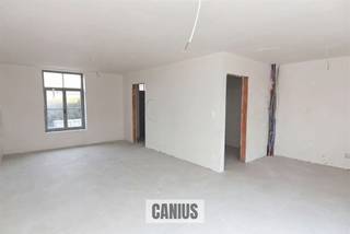 <p><span>NIEUWBOUWWONING MET 3 SLKS OP HET BEGIJNHOF</span></p><p><span>Aan de stadsrand van Sint-Truiden treffen wij op het Begijnhof vier unieke nieuwbouwwoningen aan. De locatie kunnen wij omschrijven als een uiterst rustige locatie met een rijke geschiedenis. Wij bevinden ons op wandelafstand van domein 't Speelhof, het stadspark, het bruisende stadscentrum van Sint-Truiden, diverse supermarkten, ... Ook openbaar vervoer en de belangrijke invalswegen richting Hasselt, Tienen en Gingelom bevinden zich nabij deze woningen.</span></p><p><span> </span></p><p><span>HISTORISCH KARAKTER MET DE LUXE VAN VANDAAG</span></p><p><span>Iedere woning beschikt over drie slaapkamers en zal hoogwaardig afgewerkt worden. Dit met oog voor duurzaamheid & respect voor de historische omgeving. Zo kunnen toekomstige eigenaars genieten van zonnepanelen, vloerverwarming, regenwaterrecuperatie, … Dit alles zorgt ervoor dat men gedurende vijf jaar kan genieten van 50% vrijstelling op het kadastraal inkomen.</span></p><p><span> </span></p><p><span>GENIET VAN 6% BTW, nu ook voor INVESTEERDERS</span></p><p><span>Mogelijkheid tot aankoop aan het verlaagde btw-tarief van 6% in plaats van 21% btw. </span></p><p><span>Voorwaarden: </span></p><p><span> </span></p><p><span>Eigen bewoning:</span></p><p><span>* Je koopt de woning persoonlijk aan, niet via een vennootschap</span></p><p><span>* Dit wordt je enige eigen woonst gedurende minstens 5 jaar.</span></p><p><span>* De bewoonbare oppervlakte bedraagt maximaal 175m²</span></p><p><span> </span></p><p><span>Investeerders: Ook investeerders genieten van 6% btw bij de aankoop van een onroerend goed als men deze langdurig (minstens 15 jaar) verhuurd aan particulieren. </span></p><p><span><br /></span><span>WONEN IN EEN UNIEKE SETTING WAAR VERLEDEN & TOEKOMST ELKAAR ONTMOETEN</span><span><br />Nieuwsgierig naar dit knap nieuwbouwproject? Maak snel een afspraak of vraag maar informatie aan bij één van de medewerkers van Canius Real Estate. U kan ons bereiken op het nummer 011 74 12 36 of <span>info@canius.be</span></span><span>.</span></p><p><span> </span></p><p><span>*Deze gegevens zijn louter ter informatieve titel. De vermelde oppervlaktes zijn slechts indicatie. Canius Real Estate kan niet verantwoordelijk gesteld worden voor de juistheid van de aan haar verstrekte gegevens.</span></p><p><span> </span></p>