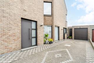 <p><strong>Ben je op zoek naar een ruime woning met 3 tot 4 slaapkamers, een garage, veranda én een mooi groen zicht in Kerksken? Zo gevonden!</strong></p>
<p>Deze woning biedt een bewoonbare oppervlakte van ca. 212 m² en combineert een ruime indeling met heel wat praktische troeven. Dankzij het EPC-label C, de dubbele beglazing in aluminium schrijnwerk en de combinatie van centrale en individuele verwarming geniet je hier van een aangenaam wooncomfort.</p>
<p>Op het gelijkvloers komen we binnen via de inkomhal, die toegang geeft tot het afzonderlijk toilet en de leefruimte. De ruime woonkamer sluit aan op de eetkamer, waardoor een gezellige en praktische leefruimte ontstaat. Aansluitend bevindt zich de keuken, uitgerust met onder meer een dampkap, koelkast, keramische kookplaat, oven en dubbele spoelbak. Verder beschikt het gelijkvloers over een praktische berging, veranda en garage.</p>
<p>Op de eerste verdieping bevinden zich drie slaapkamers van ca. 12 m², 12 m² en 14 m². Daarnaast is er een badkamer, voorzien van een ligbad, toilet en enkele wastafel. Een extra berging zorgt voor bijkomende praktische opbergruimte. Via een vaste trap bereik je de ruime zolder, die heel wat mogelijkheden biedt. Afhankelijk van je behoeften kan deze ruimte ingericht worden als vierde slaapkamer, speelruimte of praktische opslagruimte.</p>
<p>Ook aan bergruimte is er geen gebrek dankzij de ruime kelder van ca. 38 m², ideaal voor extra stockage.</p>
<p>Buiten geniet je van een aangename koer van ca. 21 m². Deze onderhoudsvriendelijke buitenruimte biedt een rustige plek om te ontspannen en vormt dankzij het groene uitzicht een extra troef van deze woning.<br /><br />De woning is beschikbaar vanaf 1 maart, waardoor je tijdig kan plannen en binnenkort van deze aangename woning in Kerkske</p>