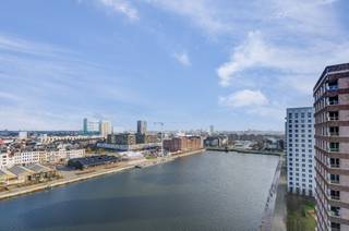 <strong>Ontwaak op een Eiland </strong>met zicht op het water, dit schitterende <strong>nieuwbouw appartement</strong> van 2016 aan het Kattendijkdok is gelegen op de 12e verdieping. Het appartement biedt <strong>2 ruime slaapkamers</strong>, een groot <strong>overdekt terras</strong>, een volledig uitgeruste keuken, een moderne badkamer met inloopdouche en toilet, een apart gastentoilet én een handige aparte keukenberging. Het overdekt terras biedt een fenomenaal <strong>uitzicht over de stad</strong> – perfect om te genieten van zonsondergang of een moment van rust. Het appartement is volledig nieuw en wordt verkocht onder <strong>registratierechten</strong>. Extra pluspunt is de <strong>ruime kelderberging</strong> aanhorig het appartement. Inpandige autostaanplaatsen vlakbij de liften eveneens vrijblijvend te koop.<br /><br />Ervaar luxe, comfort en een adembenemend uitzicht in één van de meest gewilde locaties aan het Kattendijkdok, Eilandje.
