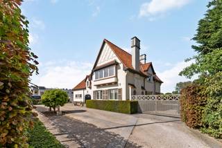 Statige vrijstaande woning met een uitzonderlijke uitstraling, een villa met een uniek karakter die onmiddellijk in het oog springt, zelfs achter...