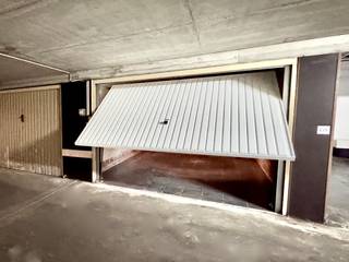 Ondergrondse en zeer ruime garagebox in het hartje van Eeklo op 1 minuut wandelen van de Markt, de Boelare, de Molenstraat en de Koning Albertstraat. De garage is voorzien van een geautomatiseerde poort, stopcontact, tussenteller en afstandsbediening en codeklavier.
afmetingen: 5,94 m lang en 3,23 m breed
Zoekt u een oplossing voor uw parkeerprobleem, wenst u uw wagen veilig en wel te stallen in een afgesloten garage? Hebt u nog extra ruimte nodig voor fietsen of berging? Deze garagebox heeft het allemaal door zijn ruime interne afmetingen.
Wenst u een bezoek te plannen, contacteer ons dan via het nummer 09/336 16 15 of mail naar verhuur@vastgoedunicum.be, wij helpen u graag verder.