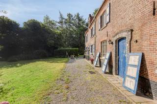 Te midden van het groen, op een prachtig kasteeldomein in Hansbeke, bevindt zich deze charmante hovenierswoning. Een unieke woonplek waar rust,...