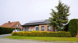 Wat een grote woning ! Gebouwd in 1989, grondig verbouwd in 2017 met o.m. een mooie nieuwe keuken en ingebruikname van 3 slpk en 2e badk op...